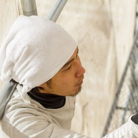 外壁塗装する職人